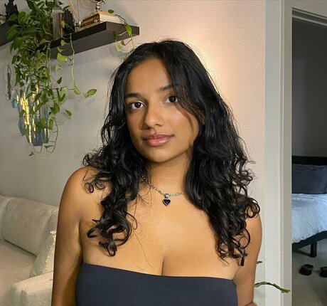 Abby Govindan adult model photo