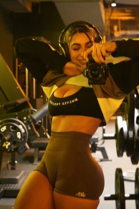 Nicfabfit top model image