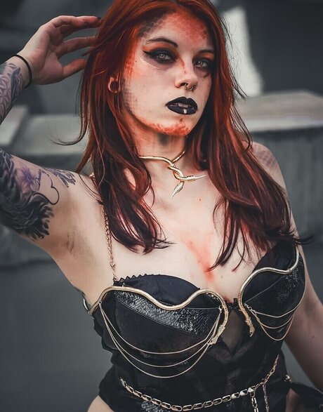 Anni Quinn_ model art gallery