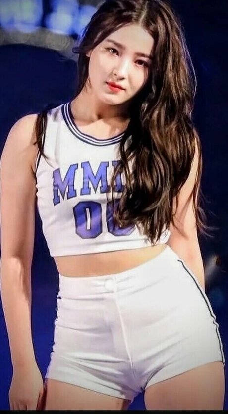 Nancy Momoland star erotic pic