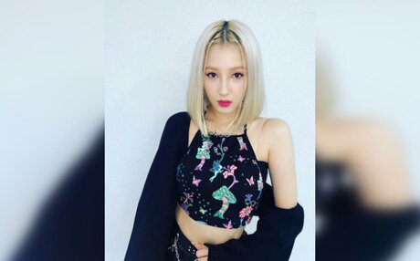 Nancy Momoland nude model photo