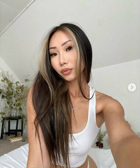 Ena Lor Hmong free model pics