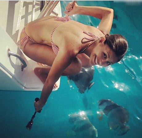 Funda Vanroy beautiful actress img