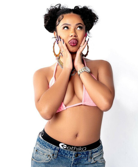 Brooklyn Queen naked model img