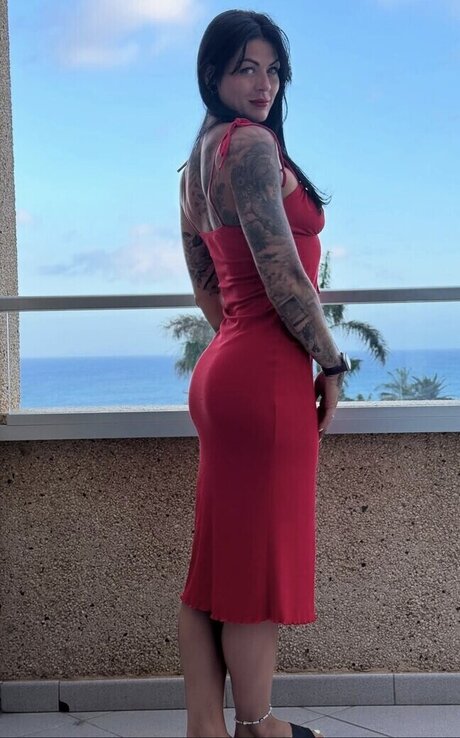 Shelly Black model exclusive image