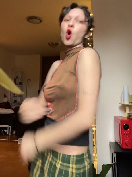 Dylan Troesken hd actress photo