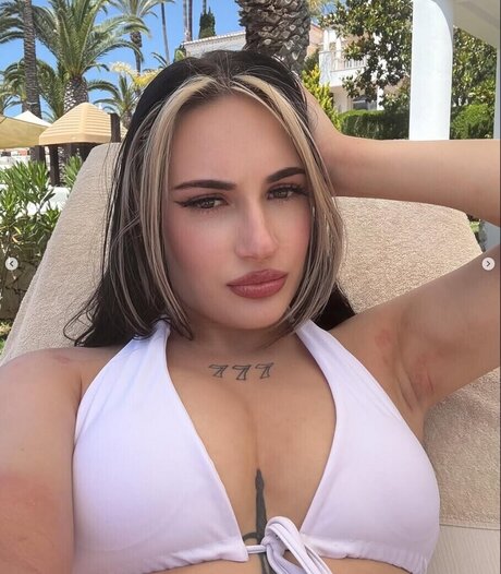 gothmommyyyy erotic model picture