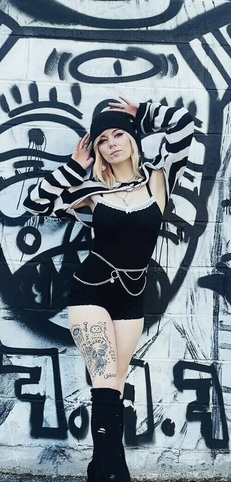 Noel Malphoi star exclusive pics