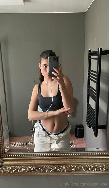 Zoeallyse nice actress pics