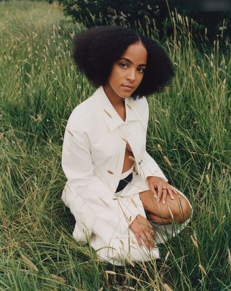 Lou Llobell naked model images