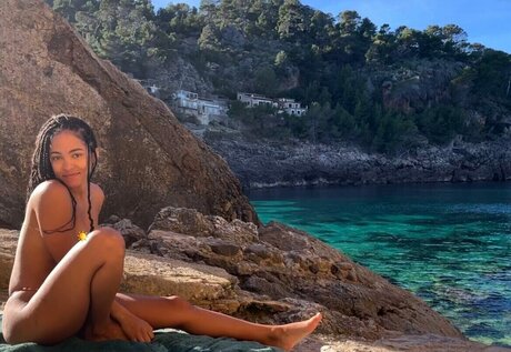 Lou Llobell sexy actress archive