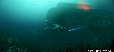 Lou Llobell exclusive star photos