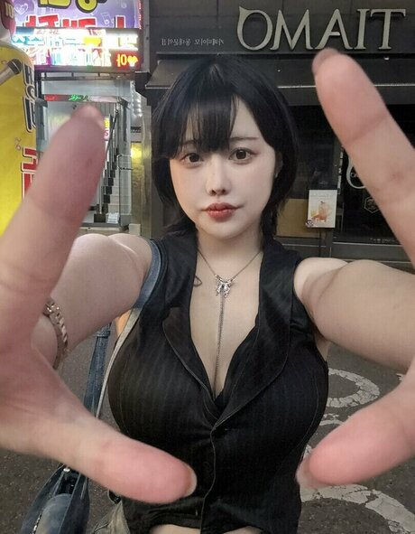 leelynchan xxx actress pic