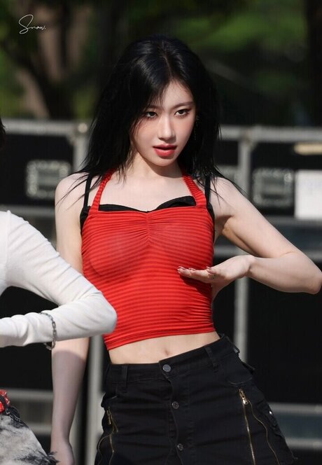 Chaeryeong star top pictures