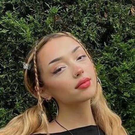 V QX erotic star pic