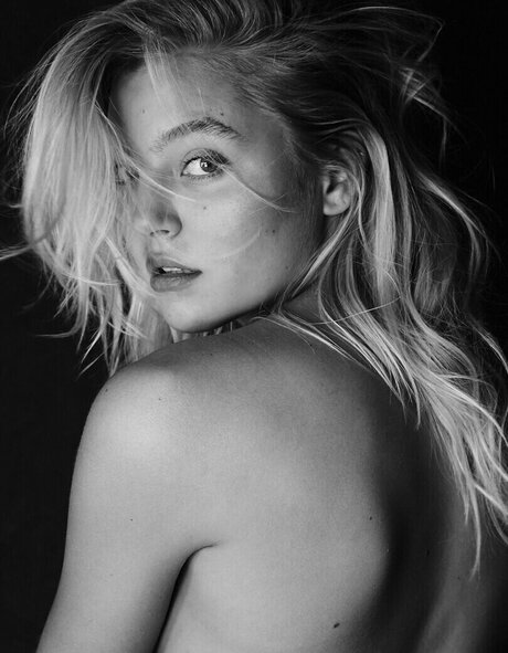 Rachel Hilbert art model image