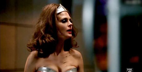 Emily Deschanel hot star img