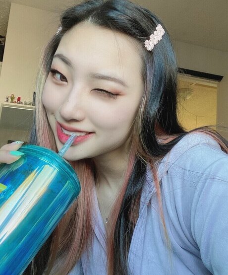 dalcompeach model naked photos