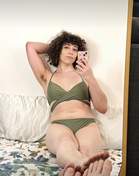 Julia Kaye model perfect img