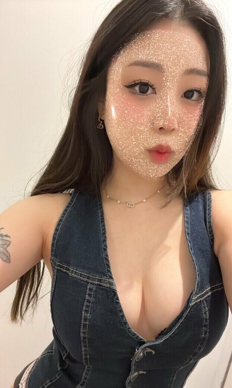 Hanavocado model adult images