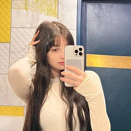 Prudencebestwick exclusive model image