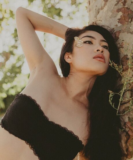 Allison Yellow top actress picture