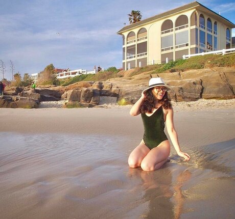 Allison Yellow beautiful model photos