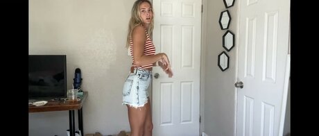 Beez ASMR nude pornstar photos