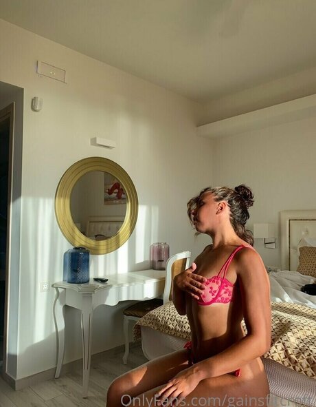 Laracroftgains model pretty photos