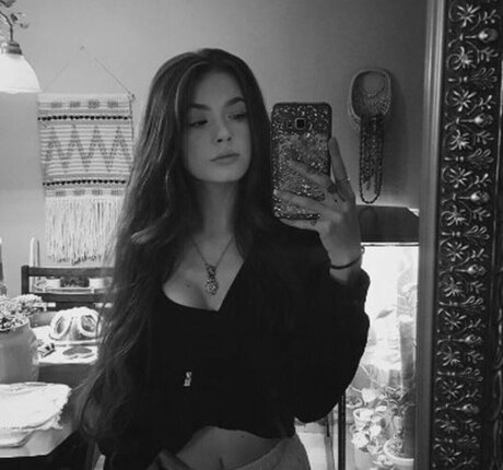 nic2hardo nude actress picture