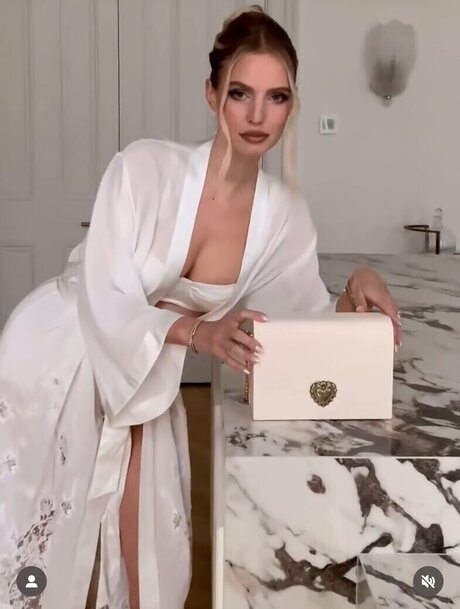 Leonie Hanne sexy model photos