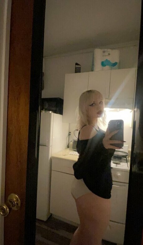 TalkFastEllie model adult archive