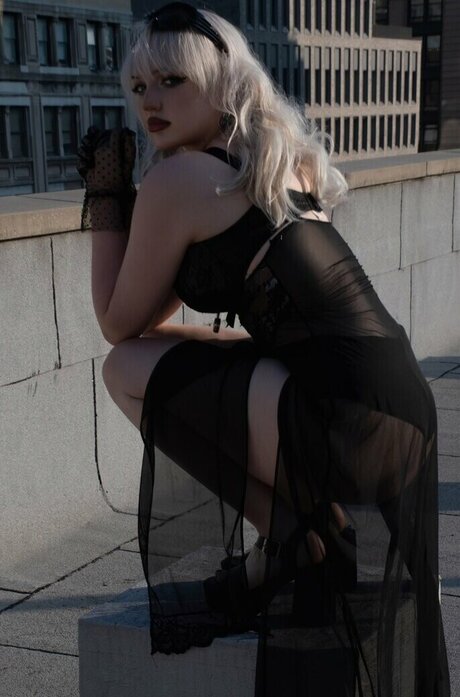 TalkFastEllie model xxx picture