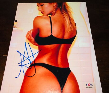 NiykeeHeaton hot actress pictures