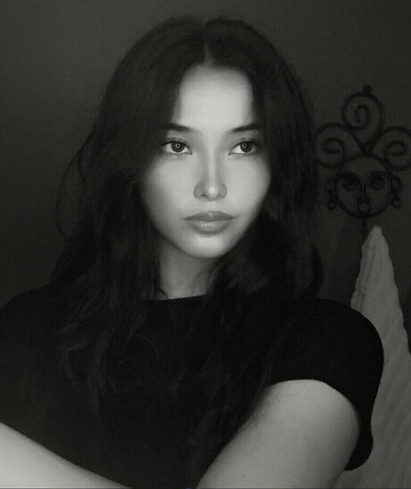 Aria Tehani Miller art model pic