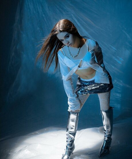 Leytink nude model pic