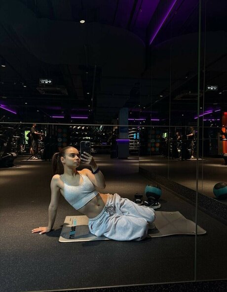 Leytink model pretty images