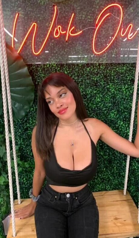 Nakishka model sexy picture