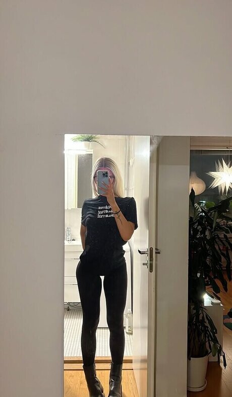 Annagretaaaa model image