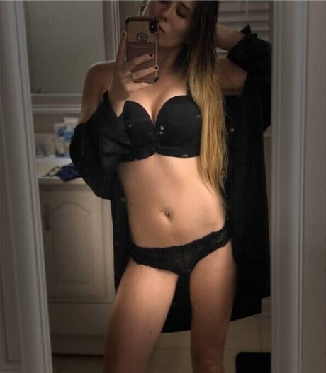 Playfuldeedee pretty model image