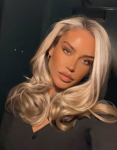 Eilidh Scott model naked pic