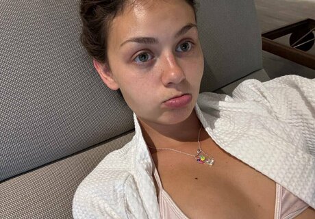 emilauri model hot img