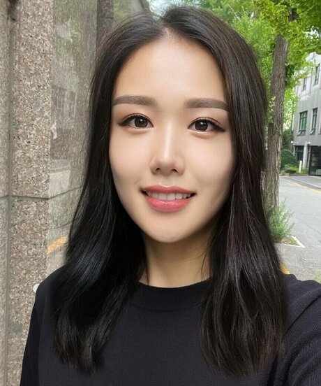 Thea Lee xxx model image