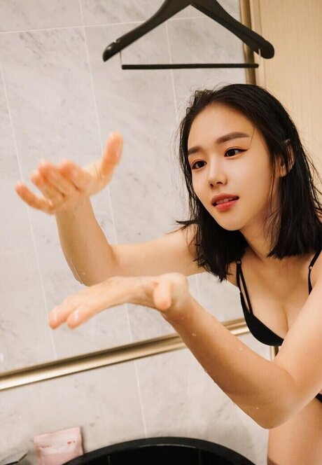 Thea Lee erotic model photo