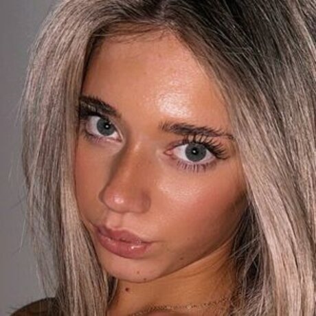 Katelyn Breann adult model pics