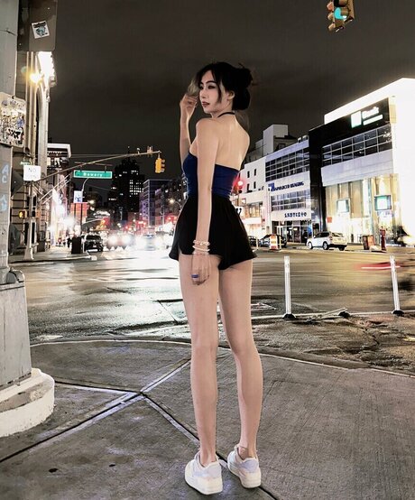 mollyshen model beautiful photo