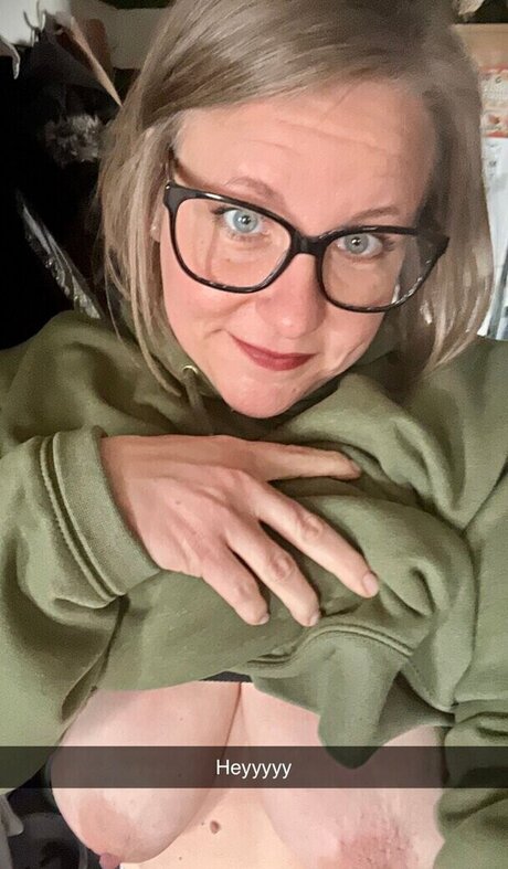 mmfluvah hot model image