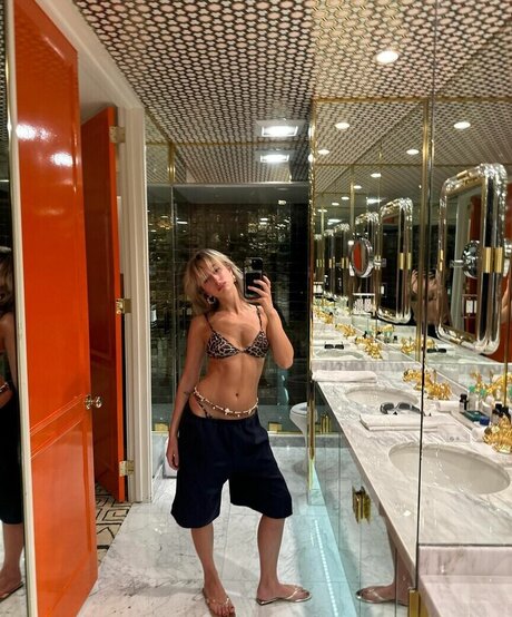 izzipoopi star sexy pictures