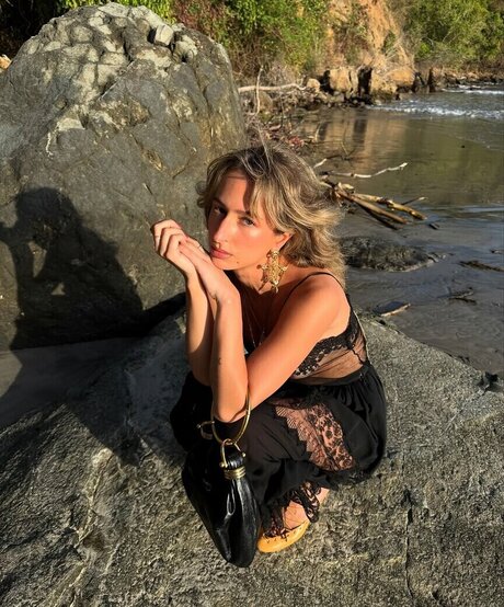 izzipoopi naked pornstar image