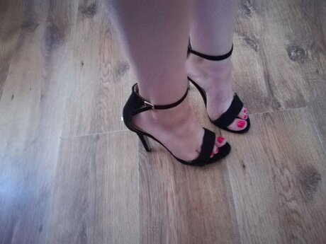 Sweatyheels69 exclusive actress photos